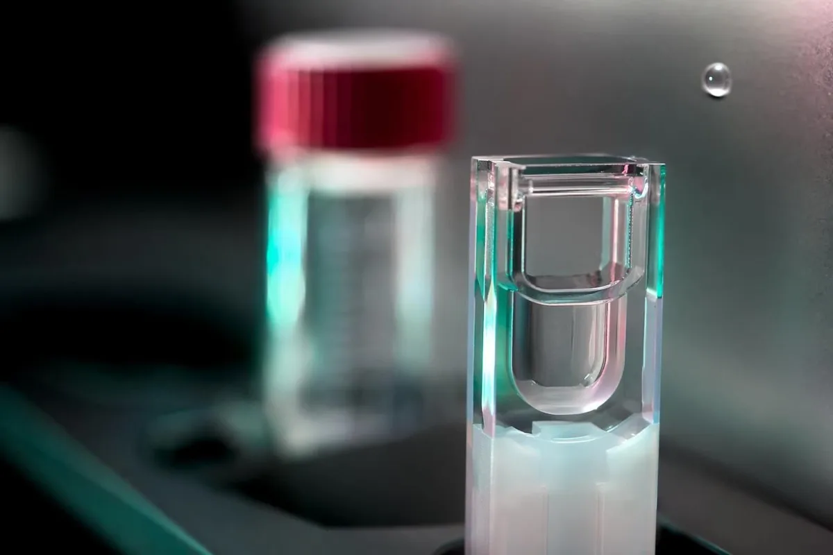Analyseur de chimie automatisé traitant des échantillons de magnésium sérique en laboratoire