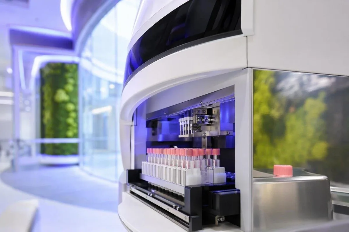 Scena di richiesta dell’esame del sangue per MST con campioni del pannello IST disposti per un test privato
