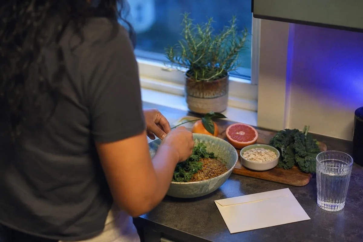 Panel metabólico para la prueba de sangre preventiva dispuesto con ingredientes para la preparación de comidas saludables